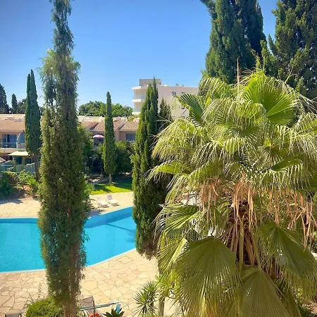 Chic Escape With Pool - Prime Spot Apartment