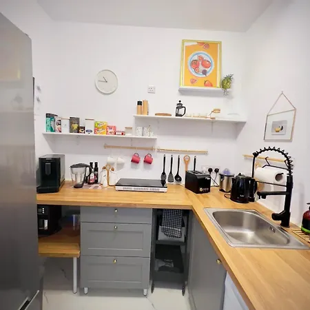 Apartment Chic Escape With Pool - Prime Spot Paphos