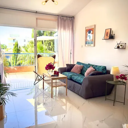 Apartment Chic Escape With Pool - Prime Spot