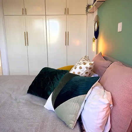 Chic Escape With Pool - Prime Spot Apartament Paphos